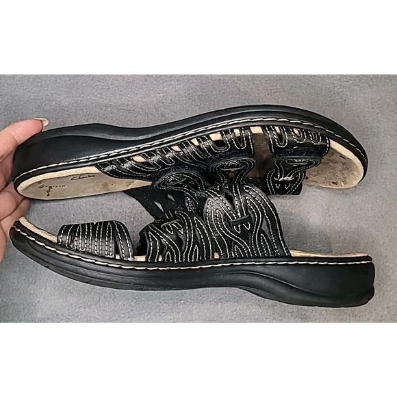 Clarks Sandals Black Leather Triple Strap Women’s 9 Luxe Comfort Coastal Resort - Picture 9 of 10
